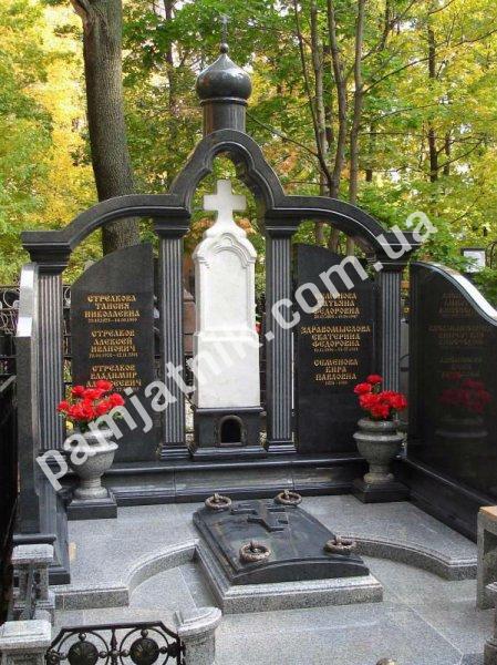 Християнський пам'ятник-каплиця в арочному обрамленні