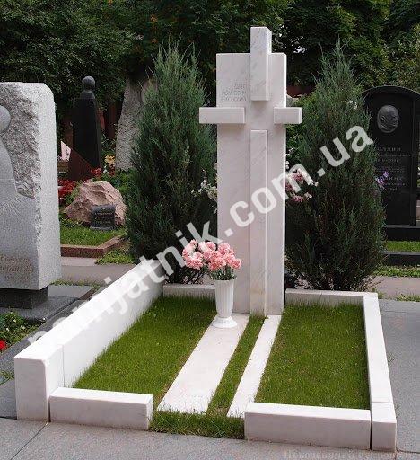 Європейські та католицькі пам'ятники