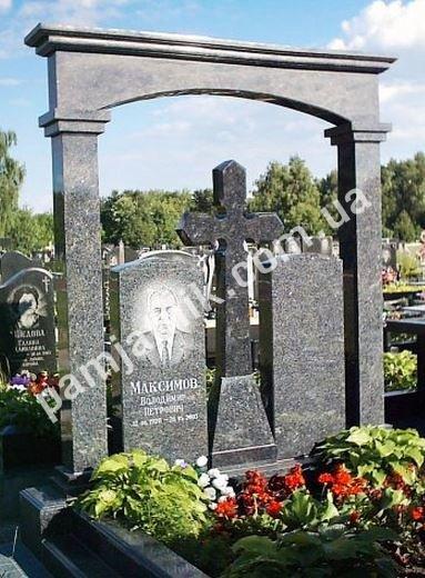 Подвійний пам'ятник із хрестом із граніту на могилу