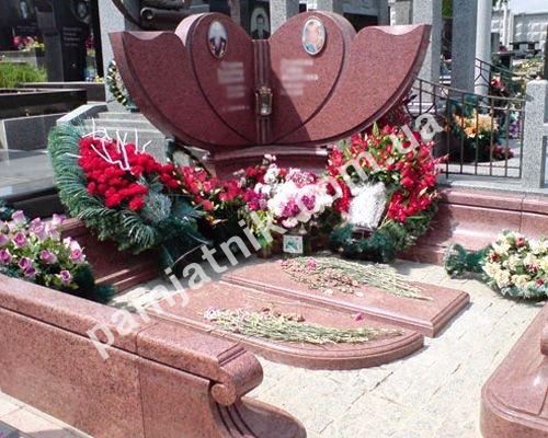 Пам'ятник у вигляді серця з червоного граніту