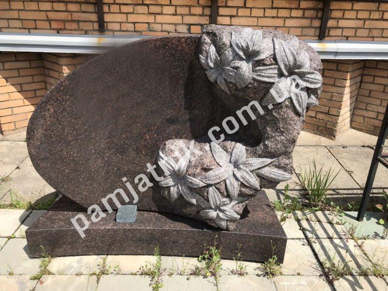 Пам'ятник із вирізаними квітами