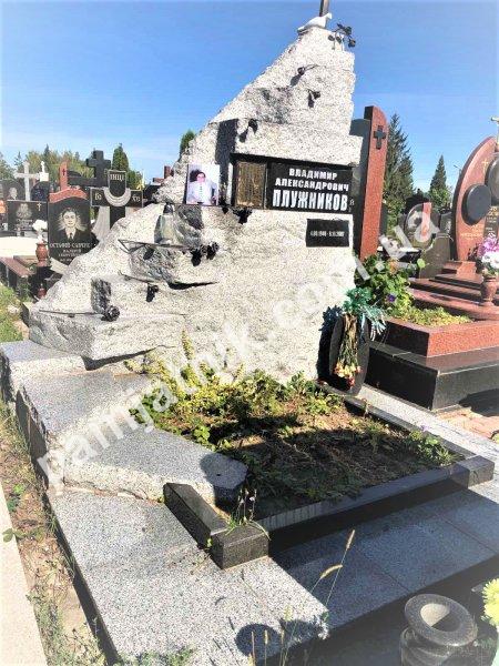 Пам'ятник скеля зі скульптурною обробкою за макетом замовника