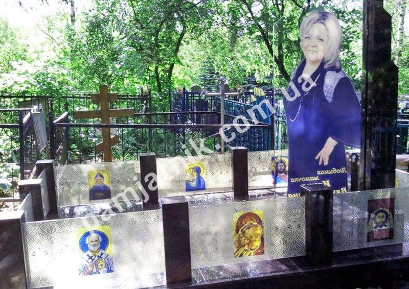 Скляний пам'ятник з огорожею зі скла на кладовище