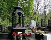Пам'ятники з куполами, дахами, каплиці Пам'ятники із куполами