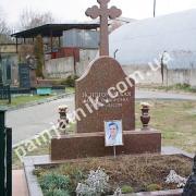 Гранітний хрест 0030 "котячі лапки", з підставкою-пам'ятником
