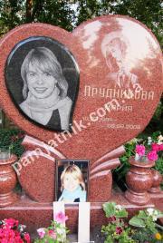 Ексклюзивний пам'ятник у формі серця EK_577 із червоного граніту.