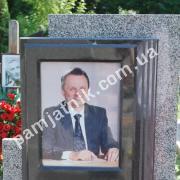Портрет у склі, врізання в нішу в пам'ятнику