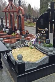 Подвійний пам'ятник із підвісним хрестом 2-018 з габро