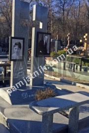 Ексклюзивний подвійний пам'ятник з повітряним хрестом 2-036 із костівського граніту з фотосклом