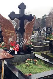 Подвійний пам'ятник з хрестом та крилами 2-041 з лезниковського граніту та габро