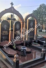 Подвійний пам'ятник з хрестом 2-063 із граніту з арочною кришею