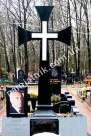 Одинарний пам'ятник з хрестом 1-00012 з граніту та мармуру з фотосклом
