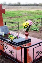 Одинарний пам'ятник з хрестом 1-00043 із лезниковського граніту та габро
