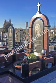 Одинарний пам'ятник з хрестом 2-022 із граніту з арочною кришею