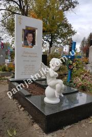 Білий пам'ятник з янголятком з мармуру 052