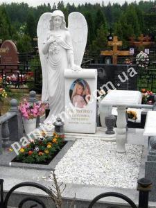 Ексклюзивний одинарний пам'ятник із мармуровим хрестом та скульптурою ангела з білого мармуру, модель 106