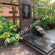 Пам'ятник дідусеві з габро та червоно-коричневого граніту