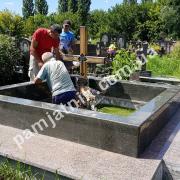 Пам'ятник симетричний подружжю із зеленого та бежевого граніту, монтаж