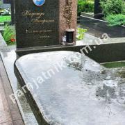 Пам'ятник симетричний подружжю із зеленого та бежевого граніту, готова робота