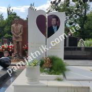Пам'ятник подружній парі з фотосклом