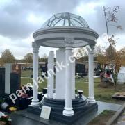 Пам’ятник-каплиця з білосніжного мармуру