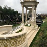 Пам’ятник-каплиця з бежевого граніту
