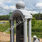 Пам’ятник-каплиця з сірого граніту
