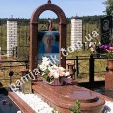 Арковий пам'ятник молодій жінці зі склом