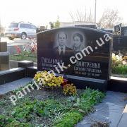 Подвійний пам'ятник з цоколем та облицюванням