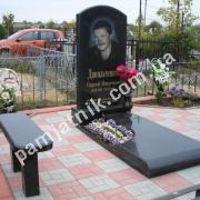 Пам'ятник із нестандартним надгробком