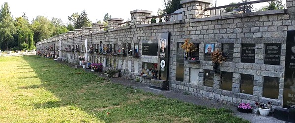 Стара Колумбарна Стіна на Байковому кладовищі