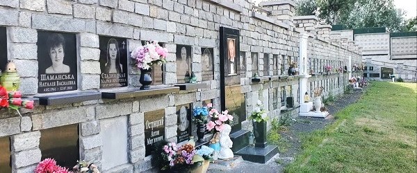 Стара Колумбарна Стіна на Байковому кладовищі