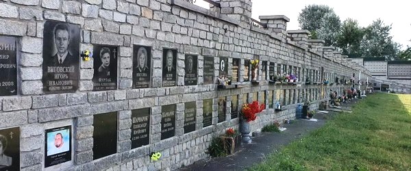 Стара Колумбарна Стіна на Байковому кладовищі