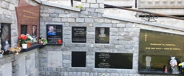 Стара Колумбарна Стіна на Байковому кладовищі