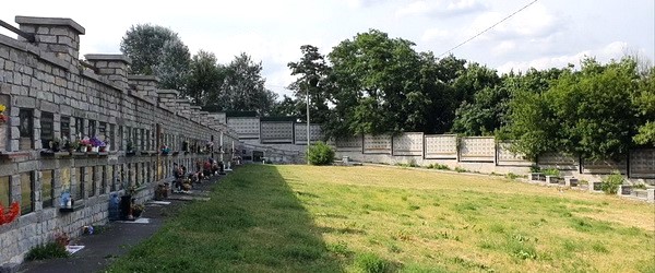 Стара Колумбарна Стіна на Байковому кладовищі