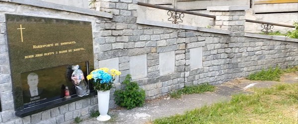 Стара Колумбарна Стіна на Байковому кладовищі