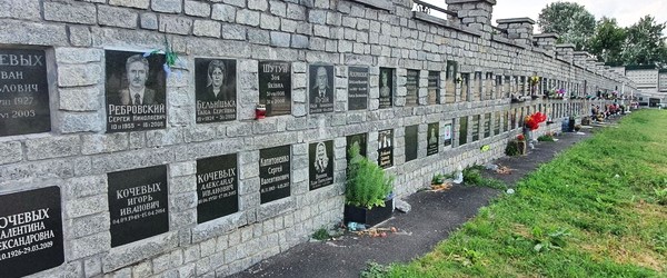 Стара Колумбарна Стіна на Байковому кладовищі