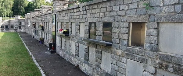 Стара Колумбарна Стіна на Байковому кладовищі