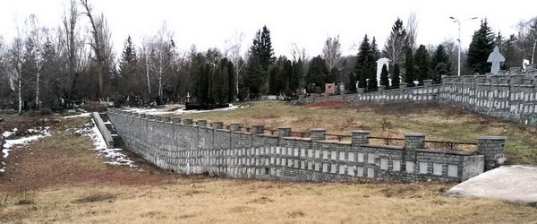 Стара Колумбарна Стіна на Байковому кладовищі