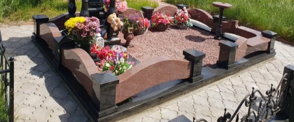 Гранітні огорожі та квітники на могилу