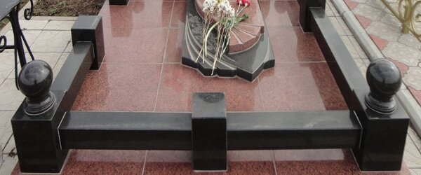 Гранітні огорожі та квітники на могилу