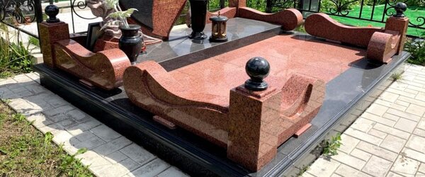 Гранітні огорожі та квітники на могилу