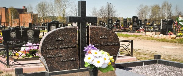 Подвійні пам'ятники з хрестом