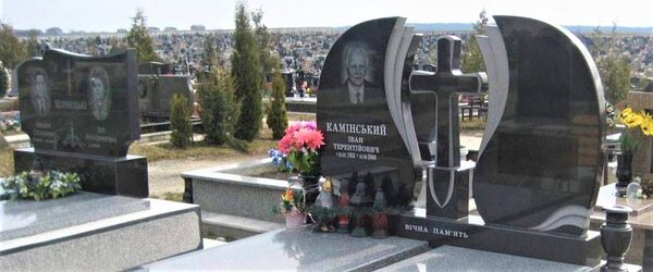 Подвійні пам'ятники з хрестом