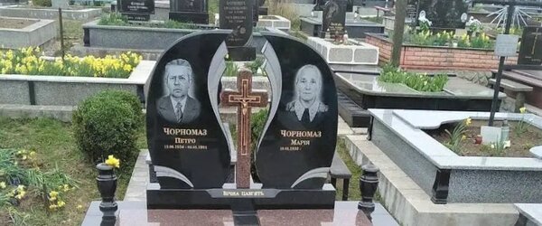 Подвійні пам'ятники з хрестом